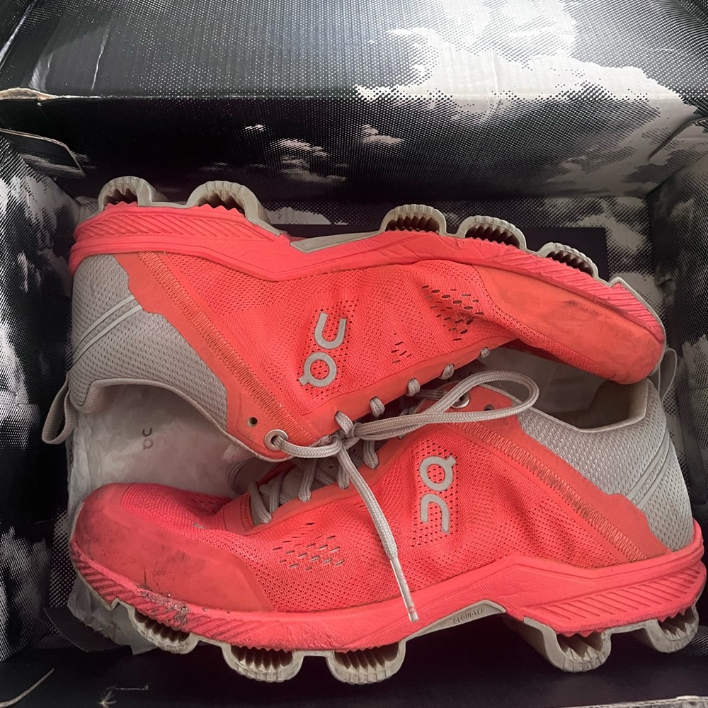 Women’s Cloudsurfer ON sneakers in colors: Lava/Glacier. US: 6.5, worn 3x!